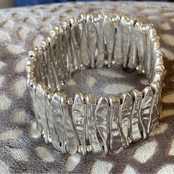 🌷HOST PICK🌷 NWT Chico’s Silvertone Stretch Cuff Bracelet - Picture 4 of 7